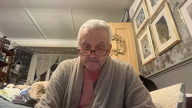 Snapshot of poggles chatting on March 8, 2026, 9:40 pm poggles online show from March 8, 2026, 9:40 pm