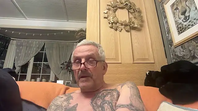 Snapshot of poggles chatting on March 9, 2026, 8:24 pm poggles online show from March 9, 2026, 8:24 pm