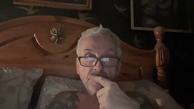Snapshot of poggles chatting on March 18, 2026, 8:34 pm poggles online show from March 18, 2026, 8:34 pm