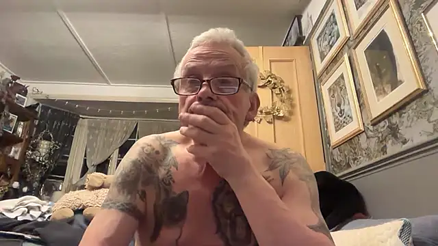 Snapshot of poggles chatting on March 21, 2026, 9:40 pm poggles online show from March 21, 2026, 9:40 pm