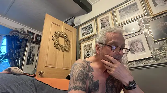 Snapshot of poggles chatting on March 24, 2026, 6:07 am poggles online show from March 24, 2026, 6:07 am