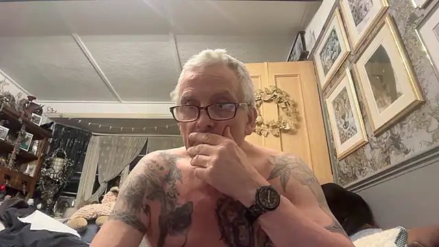 Snapshot of poggles chatting on March 25, 2026, 10:27 pm poggles online show from March 25, 2026, 10:27 pm