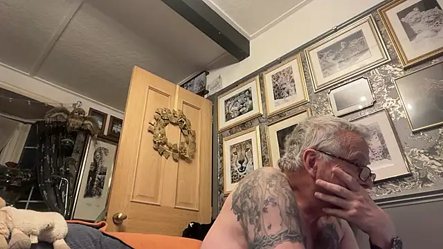 Snapshot of poggles chatting on March 27, 2026, 7:13 pm poggles online show from March 27, 2026, 7:13 pm