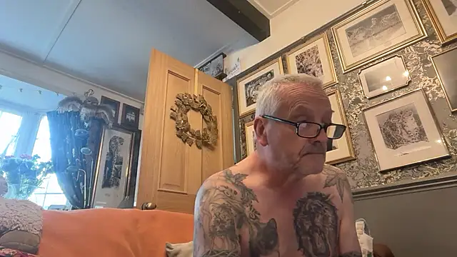 Snapshot of poggles chatting on April 6, 2026, 6:25 am poggles online show from April 6, 2026, 6:25 am