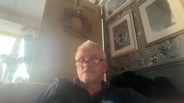 Snapshot of poggles chatting on May 28, 2026, 7:11 pm poggles online show from May 28, 2026, 7:11 pm