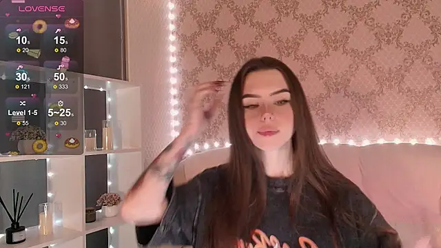 Snapshot of HolyMiax chatting on November 18, 2025, 3:23 am HolyMiax online show from November 18, 2025, 3:23 am