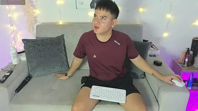 Snapshot of Young_Ben chatting on June 4, 2026, 1:50 pm Young Ben online show from June 4, 2026, 1:50 pm