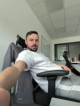 yourdreamboy17 online show from April 10, 2026, 2:44 pm