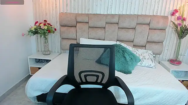 Gina25 online show from November 27, 2025, 2:08 pm