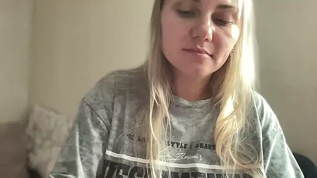 MonicaSweett online show from October 7, 2025, 9:17 am