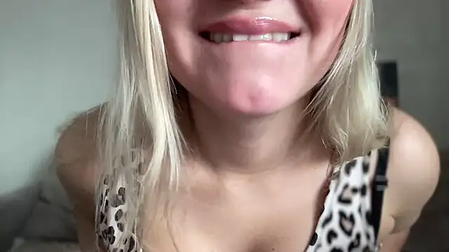 MonicaSweett online show from October 16, 2025, 5:52 am