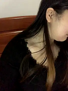 xialuo25 online show from November 19, 2025, 7:19 am