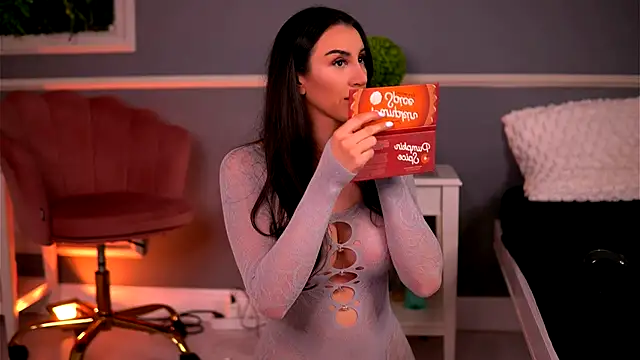 LucyxRios online show from November 7, 2025, 9:48 pm