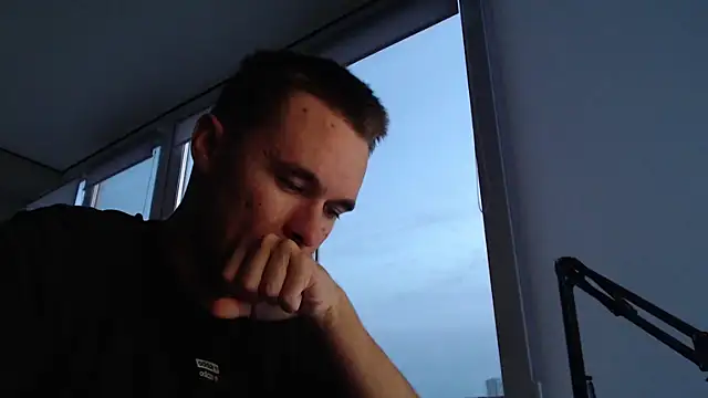 Snapshot of FreddyBredi chatting on October 9, 2025, 1:42 pm FreddyBredi online show from October 9, 2025, 1:42 pm