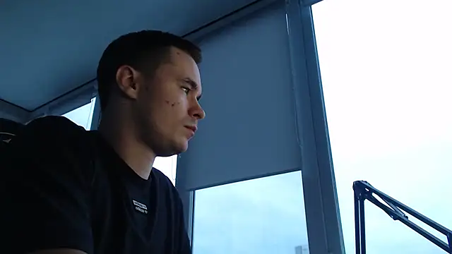 Snapshot of FreddyBredi chatting on November 10, 2025, 11:42 am FreddyBredi online show from November 10, 2025, 11:42 am