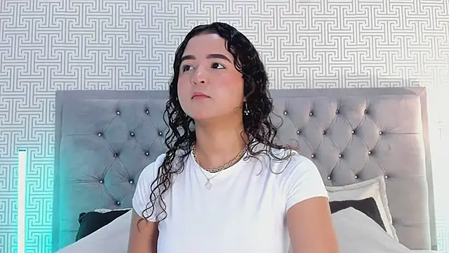 Evaa Lunna  online show from May 9, 2026, 8:03 pm