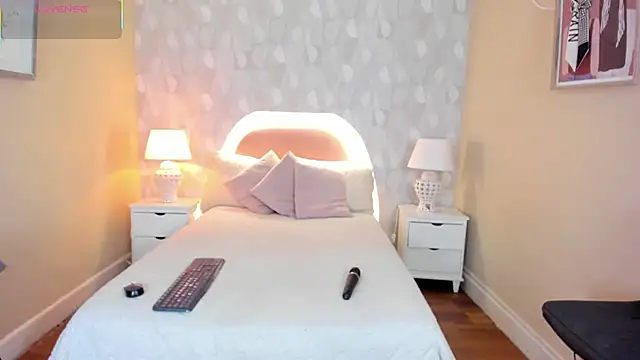 isabella milf  online show from November 19, 2025, 7:03 pm