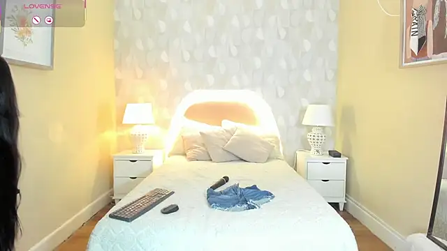 isabella milf  online show from December 2, 2025, 7:09 pm