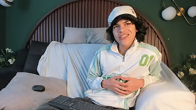 Snapshot of Diamond_twink chatting on July 26, 2026, 5:48 am Diamond twink online show from July 26, 2026, 5:48 am