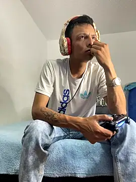 Snapshot of andrewcoopper1 chatting on September 25, 2025, 3:32 am andrewcoopper1 online show from September 25, 2025, 3:32 am