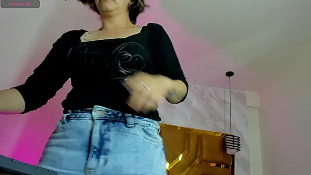 Snapshot of Luciifeer_ chatting on September 24, 2025, 6:33 pm Luciifeer online show from September 24, 2025, 6:33 pm