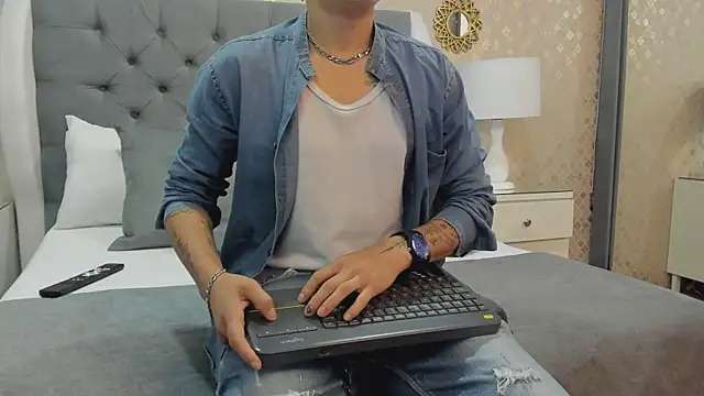 Snapshot of ZoeKrug chatting on September 12, 2025, 12:16 pm ZoeKrug online show from September 12, 2025, 12:16 pm