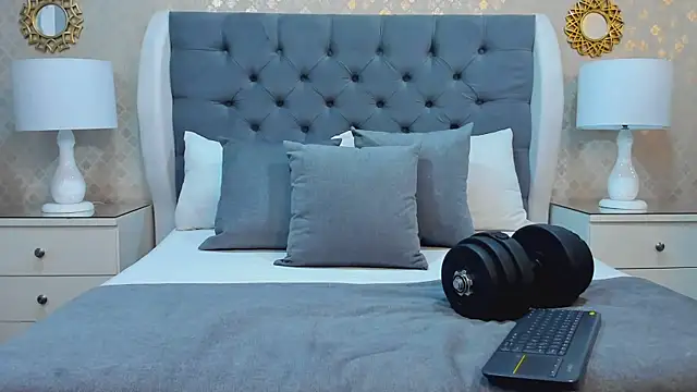 Snapshot of ZoeKrug chatting on October 18, 2025, 11:55 am ZoeKrug online show from October 18, 2025, 11:55 am