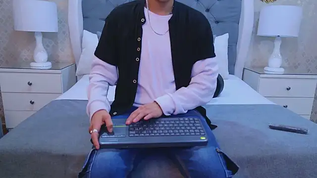 Snapshot of ZoeKrug chatting on October 25, 2025, 11:51 am ZoeKrug online show from October 25, 2025, 11:51 am