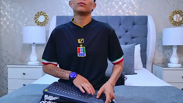 Snapshot of ZoeKrug chatting on October 28, 2025, 11:47 am ZoeKrug online show from October 28, 2025, 11:47 am