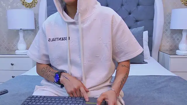 Snapshot of ZoeKrug chatting on October 29, 2025, 11:56 am ZoeKrug online show from October 29, 2025, 11:56 am