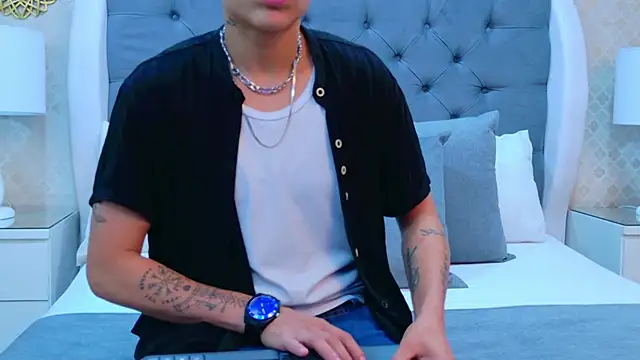 Snapshot of ZoeKrug chatting on November 1, 2025, 12:07 pm ZoeKrug online show from November 1, 2025, 12:07 pm