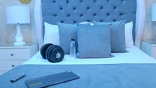 Snapshot of ZoeKrug chatting on November 5, 2025, 11:43 am ZoeKrug online show from November 5, 2025, 11:43 am