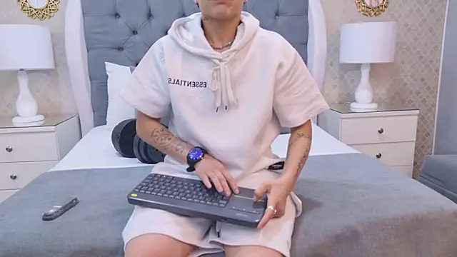 Snapshot of ZoeKrug chatting on November 6, 2025, 11:44 am ZoeKrug online show from November 6, 2025, 11:44 am