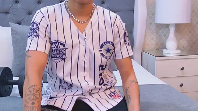 Snapshot of ZoeKrug chatting on November 7, 2025, 11:43 am ZoeKrug online show from November 7, 2025, 11:43 am