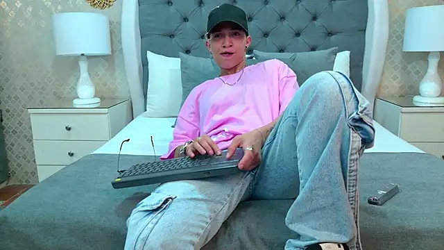 Snapshot of ZoeKrug chatting on November 8, 2025, 11:43 am ZoeKrug online show from November 8, 2025, 11:43 am