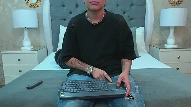 Snapshot of ZoeKrug chatting on November 9, 2025, 12:14 pm ZoeKrug online show from November 9, 2025, 12:14 pm