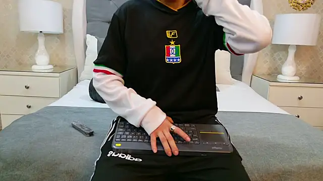 Snapshot of ZoeKrug chatting on November 12, 2025, 11:21 am ZoeKrug online show from November 12, 2025, 11:21 am