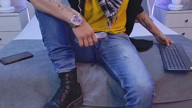 Snapshot of ZoeKrug chatting on November 15, 2025, 12:02 pm ZoeKrug online show from November 15, 2025, 12:02 pm