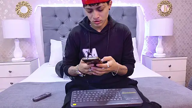 Snapshot of ZoeKrug chatting on November 17, 2025, 12:00 pm ZoeKrug online show from November 17, 2025, 12:00 pm