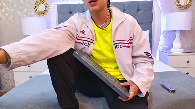 Snapshot of ZoeKrug chatting on November 18, 2025, 11:36 am ZoeKrug online show from November 18, 2025, 11:36 am