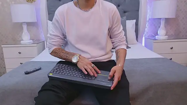 Snapshot of ZoeKrug chatting on November 24, 2025, 8:52 pm ZoeKrug online show from November 24, 2025, 8:52 pm