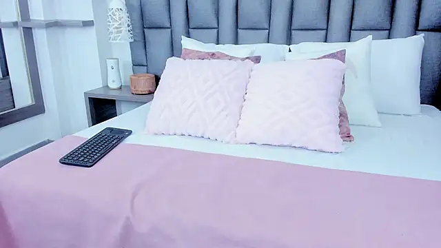 ZoeKrug online show from February 16, 2026, 12:23 pm