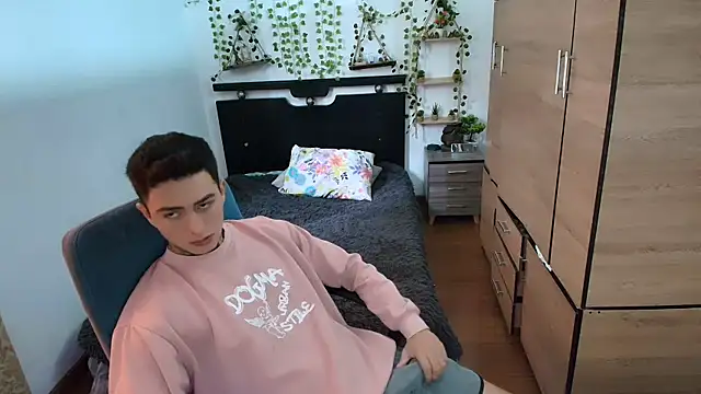 Snapshot of santii_ss chatting on May 15, 2026, 2:13 pm santii ss online show from May 15, 2026, 2:13 pm