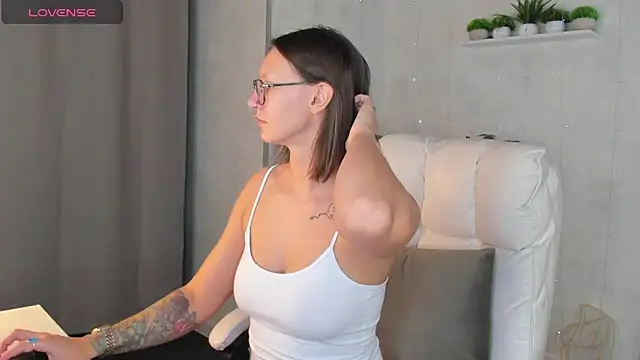 Elina Gravess online show from October 7, 2025, 1:03 am