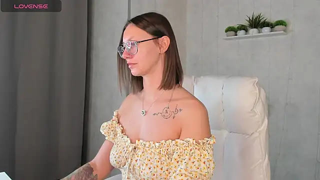 Elina Gravess online show from October 15, 2025, 12:55 am