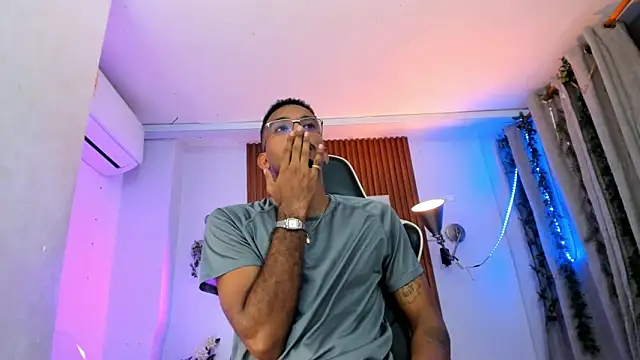 Snapshot of Darwin_mayo chatting on October 24, 2025, 5:53 pm Darwin mayo online show from October 24, 2025, 5:53 pm