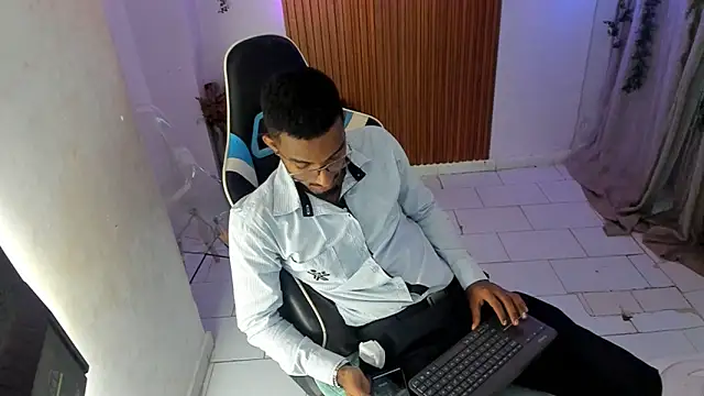 Snapshot of Darwin_mayo chatting on November 7, 2025, 5:13 pm Darwin mayo online show from November 7, 2025, 5:13 pm