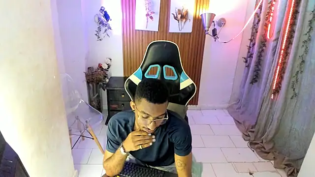 Snapshot of Darwin_mayo chatting on November 8, 2025, 5:56 pm Darwin mayo online show from November 8, 2025, 5:56 pm