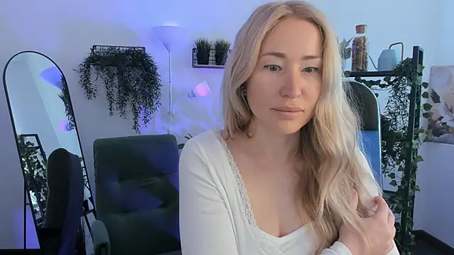 AstraMonroe online show from May 6, 2026, 5:46 am
