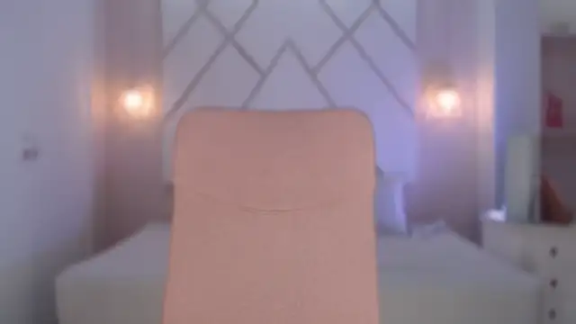 isabellashine online show from October 7, 2025, 3:53 pm